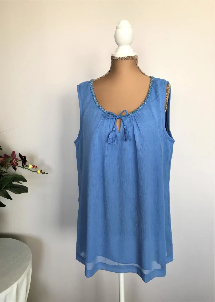 Terre Bleue M44 super mooi bloesje zonder mouwen met glitter rond de hals .